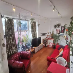  Apartment Bright, Roomy, Colourful Flat In United Kingdom